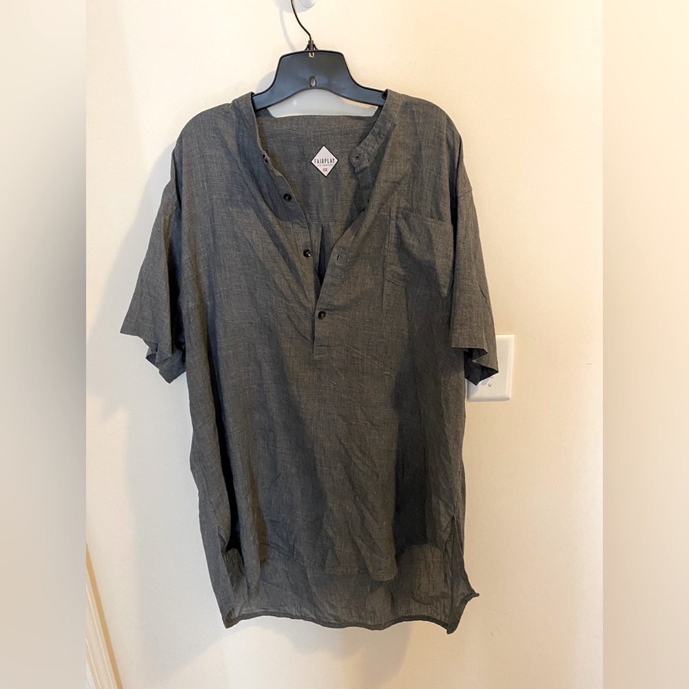 Men’s charcoal gray hi-lo casual light summer shirt by FairPlay LA  size 2XL